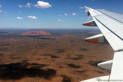 Blick auf den Uluru vom Flugzeug