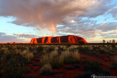 Der Uluru mit Regenbogen