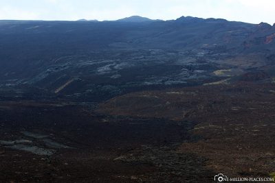 Die Lavafelder innerhalb des Kraters