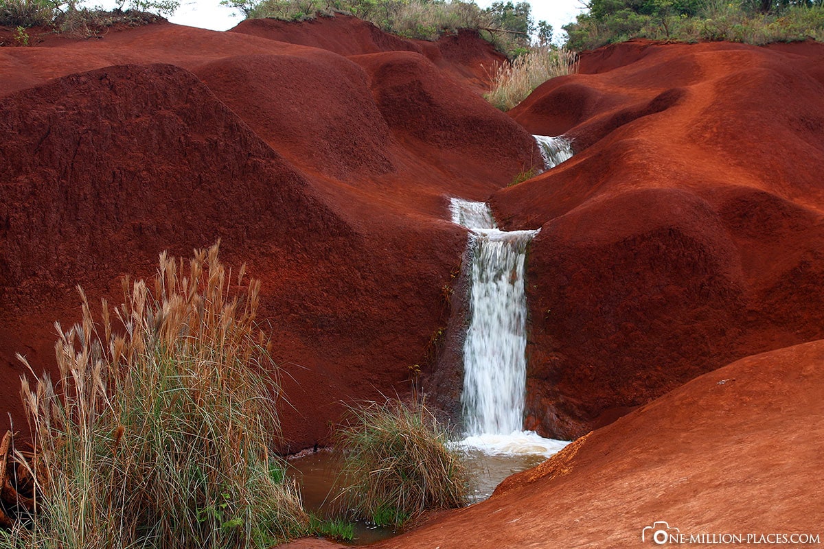 Rote Hügel, Wasserfall, Waimea Canyon, Kauai, Hawaii, USA, Inselrundfahrt, Auf eigene Faust, Reisebericht