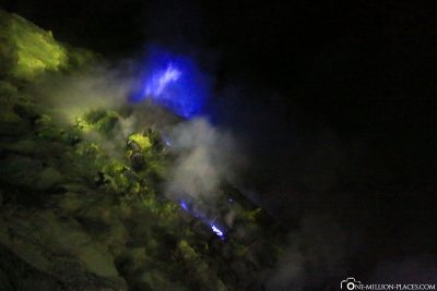 Die Blue Flames des Ijen Kraters