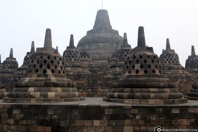 Tempel mit zahlreichen Stupas