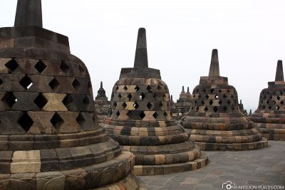 Tempel mit zahlreichen Stupas