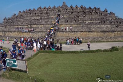 The crowds of visitors at the temple