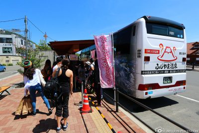 Der Bus von Bahnhof in Kawaguchiko zum Festival