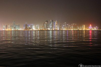 Die Skyline von Doha in der Nacht