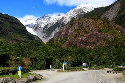 The parking lot at the foot of the glacier