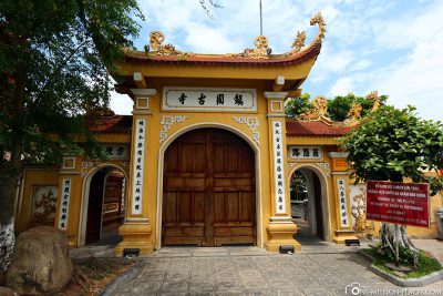 The entrance to tran quoc pagoda