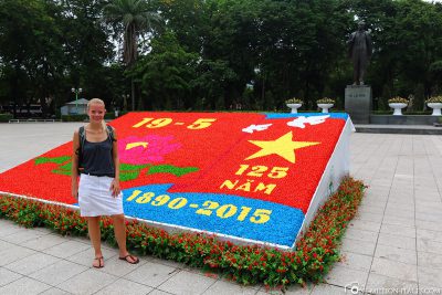 Blumengedenktafel zum 125. Geburtstag von Ho Chi Minh