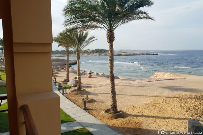 Der Blick vom Zimmer auf die Coraya Bucht