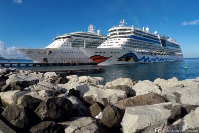 The AIDAdiva and the Jewel of the Seas in the harbour