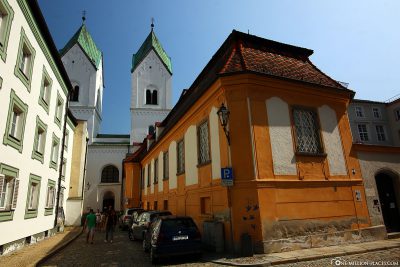 Kloster Niedernburg mit Grab der Seligen Gisela