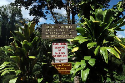 Signpost to Akaka Falls