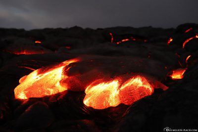 Die fließende Lava in Kalapana in der Nacht