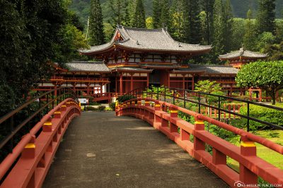 The entrance to the Byodo-In Temple