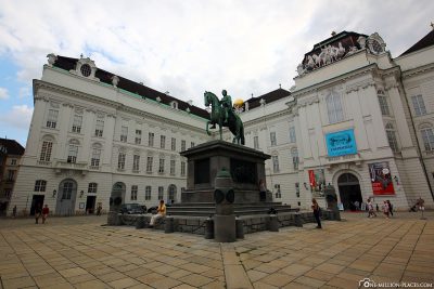 Der Josefsplatz mit Kaiserstatue