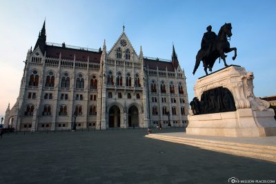 Parlament mit der Statue von Ferenc Rakoczi