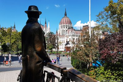 Statue von Imre Nagy mit dem Parlament