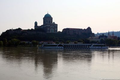 Der Blick auf die Basilika vom anderen Donauufer