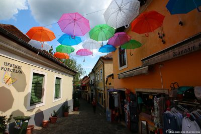 Gasse mit Regenschirmen in Szentendre