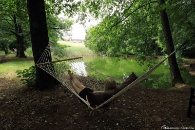 Relaxen in den Hängenmatten am Teich