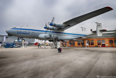 Das Außengelände mit der Antonov An-22