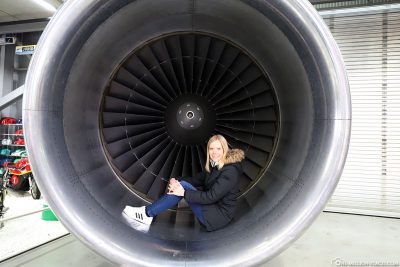 Sandra in einer Flugzeugturbine