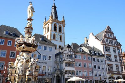 Petrusbrunnen with the church of St. Gangolf in the background