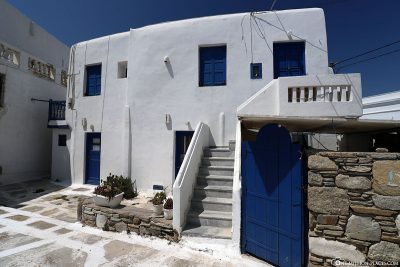 The blue-and-white alleys