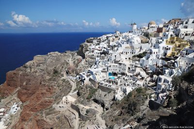 The location of Oia on the cliffs of Santorini