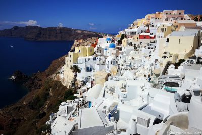 The location of Oia on the cliffs of Santorini