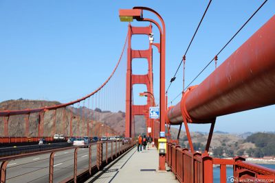 Die massiven Stahlkabel der Brücke