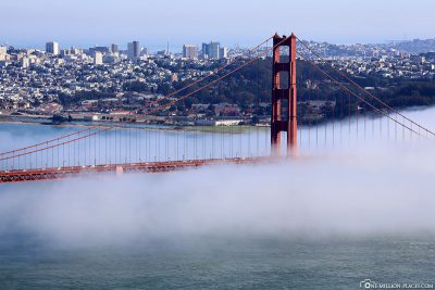 Die Brücke halb im Nebel