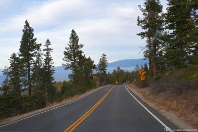 Die Straße entlang des Lake Tahoe