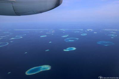Flug über die Atolle der Malediven