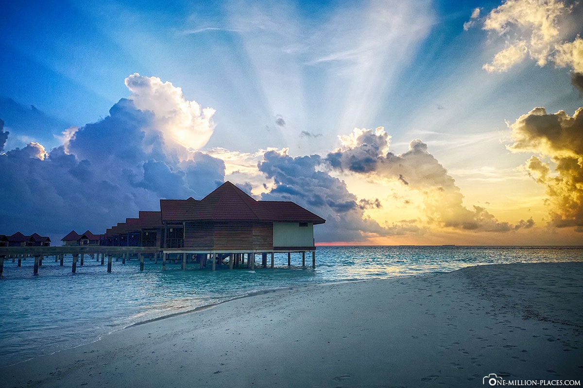 Sonnenuntergang mit Strahlen, Wasserbungalow, Overwater Bungalow, BUM2, ROBINSON Club Maldives, Malediven, Gaaf-Alif-Atoll, Reisebericht
