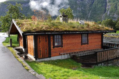 Ein Haus mit bewachsenem Dach