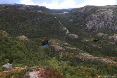 View of the lake Moslidalstjorna with its waterfall