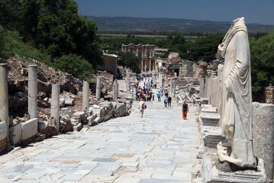 The Kuretenstraße to the library of Celsus