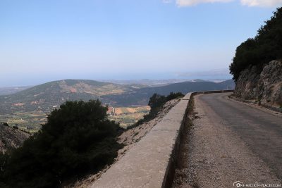 Der Weg entlang der Berge von Kefalonia