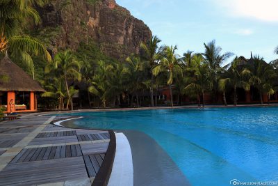 The pool at Hotel Dinarobin