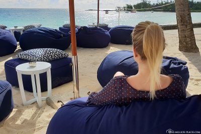 Loungesitze am Strand