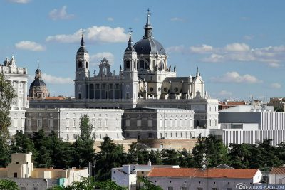 Blick auf die Almudena-Kathedrale