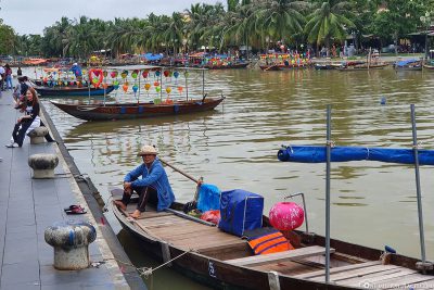 Die Boote auf dem Thu Bon River