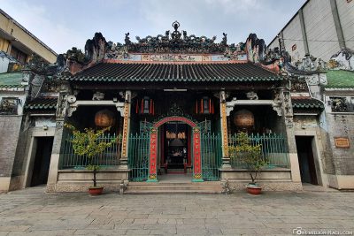 The entrance to the Thien-Hau Temple