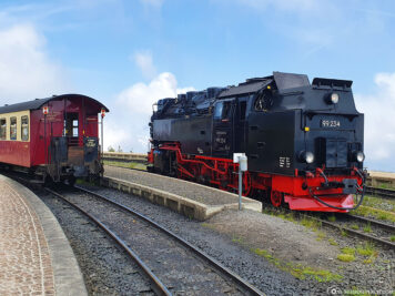 The manoeuvring of the steam locomotive