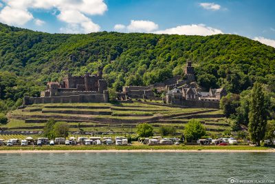 Blick auf die Burg Reichenstein und den Rhein