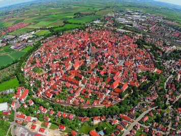 The town of Nördlingen with the medieval city wall 
