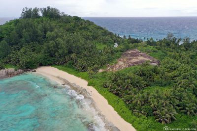 Die Police Bay auf der Insel Mahé