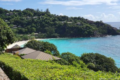 Blick auf den Petite Anse und das Four Seasons Resort
